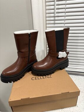NIB CELLENZ Women's Chelsea Ankle
Boots- size 8